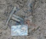Te przedmioty, odnalezione podczas ekshumacji, należały do Stanisława Jaskulskiego (lub Jaskólskiego), żołnierza,  który zginął  13 lub 14 września