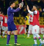 Wojciech Szczęsny i Mesut Oezil rok temu wygrali  w Dortmundzie. Czy dziś znów będą sobie gratulować zwycięstwa? 