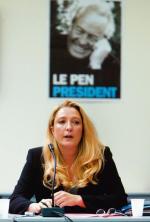 W cieniu ojca?   Marine Le Pen  podczas kampanii samorządowej  w  regionie Ile-de-France, 2003 r. 