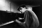 Marcowy śpiew: młody  Glenn Gould  nuci, wybierając instrument przed sesją nagraniową dla Columbii, 1 marca 1956 roku
