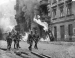 Niemieccy  żołnierze  na ulicach okupowanej  Warszawy 