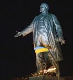 Pomnik w Charkowie – demonstranci podcinają lewą nogę wodza rewolucji