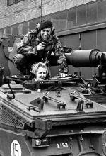 Gdy Margaret Thatcher pozwoliła się sfotografować w czołgu, szydzono, że usiłuje się zachowywać jak mężczyzna 