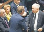 Po apelu premier Ewy Kopacz o zakończenie kłótni między politykami Jarosław Kaczyński (PiS) uścisnął dłoń Donaldowi Tuskowi (PO) 