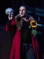 Dimitrij Schaad (Hamlet) w spektaklu Jana Klaty