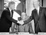 „Akt stanowiący o wzajemnych stosunkach, współpracy  i bezpieczeństwie pomiędzy NATO  a Federacją Rosyjską” okazał się tylko kawałkiem papieru – sugeruje autor.  Na zdjęciu sygnatariusze dokumentu:  Bill Clinton, Jacques Chirac, Bill Clinton, Paryż 27 maja 1997 r. 