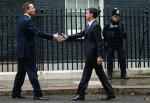 Francuski premier Manuel Valls (z prawej) przekonywał w poniedziałek w Londynie Davida Camerona, aby Wielka Brytania nie poparła wniosku Komisji Europejskiej o nałożenie kary na Francję za nadmierny deficyt budżetowy