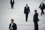 Barack Obama i jego ochroniarze  z Secret Service  na lotnisku  w Gary pod Chicago,  2 października 
