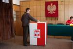 Niewielu Polaków głosuje (na zdjęciu wybory parlamentarne z 2011 r., jedna z komisji na Mazowszu), niechętnie też składają podpisy poparcia dla list. To sprawia problemy komitetom wyborczym i czasem prowadzi do oszustw 