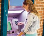 Wpłacanie pieniędzy bywa dodatkową funkcją w bankomacie 