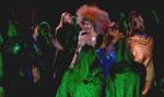 Björk towarzyszą na scenie dziewczęta z islandzkiego chóru Graduale Nobili