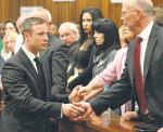 Oscar Pistorius z rodziną po ogłoszeniu wyroku 