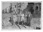 Warszawa, lata 40.: pracownicy ZUS pomagają w odbudowie Warszawy  