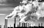 Dymiące kominy fabryk (na zdjęciu: zakład Chryslera w Toledo, Ohio) przypominają o problemie ocieplenia klimatu Ziemi 