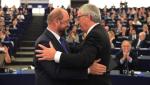 Jean-Claude Juncker (z prawej) przyjmuje gratulacje po głosowaniu w europarlamencie od jego przewodniczącego Martina Schulza 