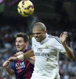 Pepe (z prawej) i Leo Messi. Górą zwykle był ten pierwszy