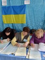 W trakcie niedzielnych wyborów zanotowano znacznie mniej  uchybień niż w 2012 roku. Na zdjęciu komisja w lokalu wyborczym Kramatorsku