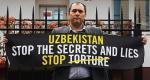 Farhod Muchtarow protestuje przeciwko torturom przed ambasadą Uzbekistanu w Warszawie