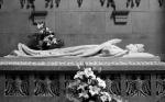 Pierwszego listopada trudno wyobrazić sobie Polskę bez katedry na Wawelu, narodowej nekropolii katolickich królów w sarkofagach z marmurów – zauważa autor. Na zdjęciu: sarkofag św. Jadwigi 