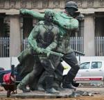 Usunięcia tzw. pomnika czterech śpiących w Warszawie domagało się wielu ludzi kultury