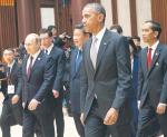 Prezydenci Barack Obama i Władimir Putin na pekińskim szczycie APEC, rozdzieleni przez gospodarza – prezydenta Xi Jinpinga  