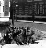 Trzeba też pamiętać o wydarzeniach ponurych z punktu widzenia demokratycznych wartości. Na zdjęciu walki w stolicy, 1926 rok