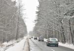 Zimowe opony i defensywny styl jazdy są podstawą zachowania bezpieczeństwa 