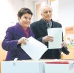 W Warszawie sondaże wskazywały, że Hannę Gronkiewicz-Waltz (PO), bitą faworytkę wyborów, może jednak czekać II tura (na zdjęciu pani prezydent głosuje wraz z mężem) 