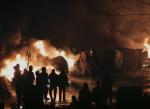 W dokumencie „Majdan” po euforii i radości atmosfera gęstnieje. Pojawiają się płomienie, kłęby dymu, słychać wystrzały 