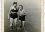 Międzyzdroje, 1947: grzeczny chłopiec z mamą