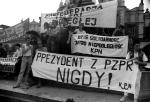 Czerwiec 1989 r.: manifestanci – jak zwykle w Krakowie – u stóp wieszcza. Fot. Andrzej Stawiarski