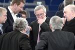 Mimo zwycięstwa w Parlamencie Europejskim Jean-Claude Juncker (w środku) nadal jest pełen wątpliwości