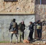 Zniszczyć dżihadystów z powietrza jest trudno. Na zdj. oddział w wiosce Nubol w Syrii, 23 listopada