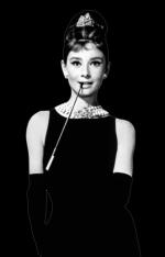 Audrey Hepburn  w małej czarnej według projektu Givenchy’ego  w „Śniadaniu u Tiffany’ego”