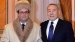 Pałac Elizejski wolałby uniknąć publikacji tego zdjęcia: przed wylotem do Moskwy Francois Hollande otrzymał od Nursułtana Nazarbajewa tradycyjny kazachski kożuch i czapkę, ale pod warunkiem, że się w nich pokaże