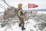 Rosyjski separatysta na Saur Mogile, wzgórzu, o które latem toczono zajadłe walki 