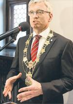 Wójt (burmistrz, prezydent miasta) jest zobowiązany do złożenia oświadczenia o swoim stanie majątkowym. Na zdjęciu: nowy prezydent Poznania Jacek Jaśkowiak składa ślubowanie 
