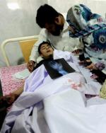 Rodzice przy łóżku chłopca rannego w ataku talibów na szkołę przy Warsak Road