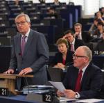 Jean-Claude Juncker szef Komisji Europejskiej (z lewej) ipierwszy wiceprezes Komisji Frans Timmermans 