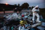 Ziemię Ognistą – jak określane są tereny w pobliżu Neapolu – patrolują już tylko żołnierze  w kombinezonach: wszędzie stosy toksycznych odpadków