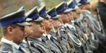 Żołnierze, policjanci i strażacy, którzy włożyli mundur przed 2013 r., mogą iść na emeryturę już po 15 latach. Obecnie wstępujący do służby – dopiero po ćwierć wieku i mając co najmniej 55 lat