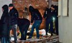 Śledczy na miejscu zamachu bombowego w Charkowie