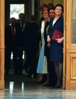 Trzy głowy przywódców, motyw graficzny popularny  w Europie Wschodniej. Od lewej: Małgorzata Fuszara, Małgorzata Kidawa-Błońska, premier Ewa Kopacz. Prezentacja nowego gabinetu, wrzesień 2014