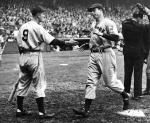 Joe DiMaggio (z prawej) – legenda New York Yankees  i mąż Marilyn Monroe. Urodził się 100 lat temu
