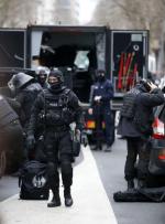 Specjalne oddziały policji na przedmieściach Paryża, gdzie została zabita w czwartek rano policjantka 