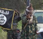 Terroryści z Boko Haram pod czarną flagą dżihadystów. Kadr z filmu, który sami nakręcili