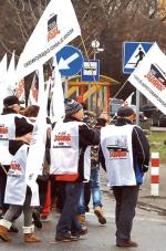 Na powierzchni protestują rodziny pracowników z tych kopalń, które przeznaczono do likwidacji, m.in. w Brzeszczu