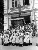 Rok 1937, Lisków murowany: mieszkańcy pozują do zdjęć w strojach ludowych 