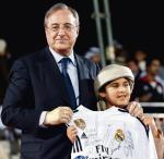 Od lewej: prezes Florentino Perez oraz wnuk premiera Dubaju. Pośrodku  – koszulka za 85 euro