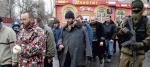 Ukraińscy jeńcy wzięci do niewoli na lotnisku, pędzeni ulicami Doniecka